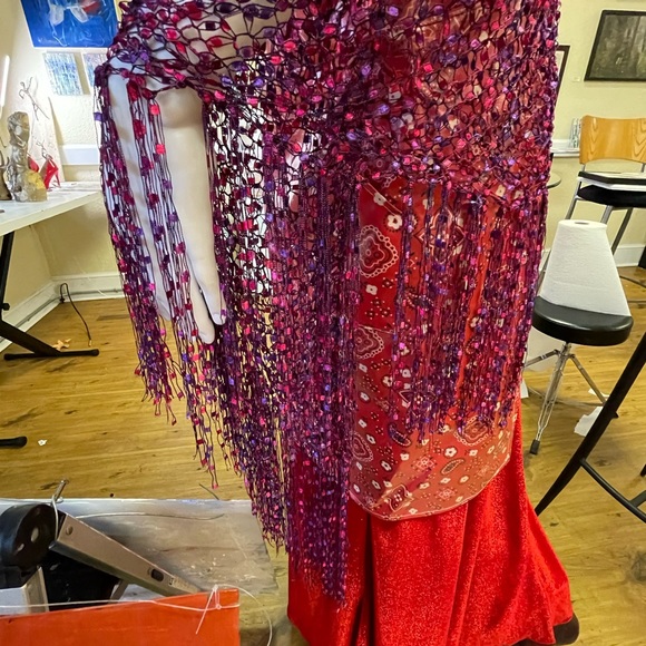 An elegant silk shawl with rich, vibrant colors! Add panache to your wardrobe! - Picture 2 of 5